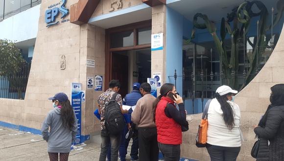A diario decenas de usuarios se quejan por el servicio de la EPS Tacna. (Foto: Jorge Herrera)
