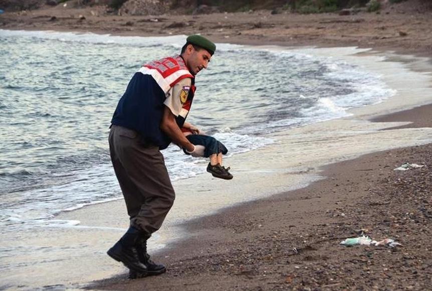 Foto de niño ahogado es símbolo de la triste tragedia que viven los migrantes