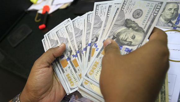 En el mercado paralelo o casas de cambio de Lima, el tipo de cambio se cotizaba a S/ 4.105 la compra y S/ 4.130 la venta de cada dólar. (Foto: AFP)