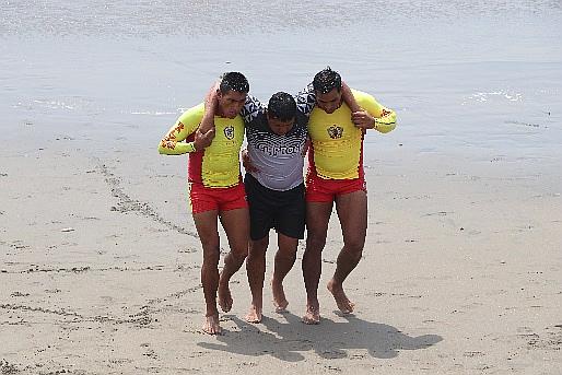 Rescatan a hombre en la playa de Huanchaco 