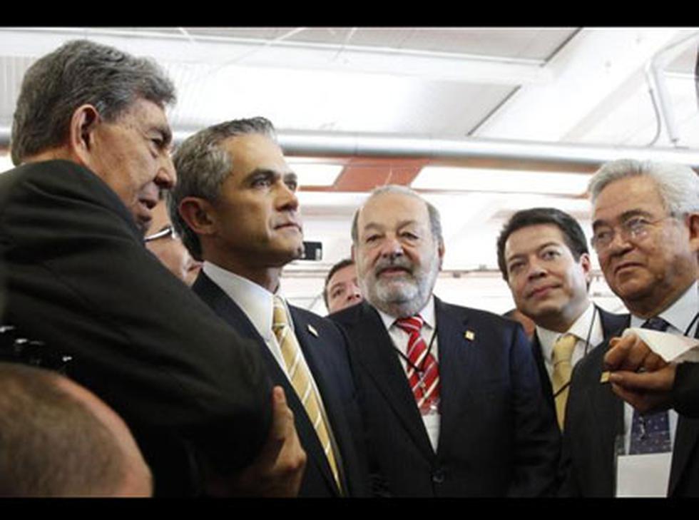 Carlos Slim, el hombre más rico del mundo, viaja en el metro