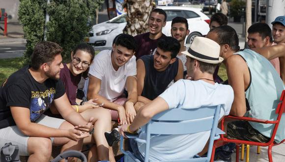 Los jóvenes se reúnen sin mascarilla en una calle de la ciudad costera israelí de Tel Aviv. (Foto de JACK GUEZ / AFP).