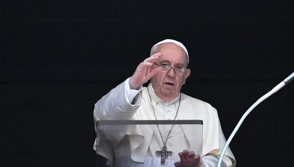 El papa Francisco pronuncia la oración dominical del Ángelus desde la ventana de su estudio con vista a la Plaza de San Pedro en el Vaticano el 17 de julio de 2022. (Andreas SOLARO / AFP).