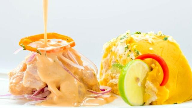 Mi Barrunto.  En este restaurante de La Victoria la causa rellena de pulpa de cangrejo la sirven acompañada de un delicioso ceviche. (Foto: Mi Barrunto)