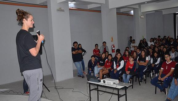 Campeona mundial de natación brinda charla de motivación a alumnos de colegio de Arequipa