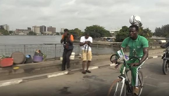 ​¡Récord mundial! Nigeriano recorrió 103 km en bicicleta con una pelota en la cabeza (VÍDEO)