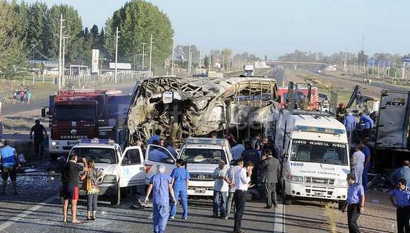 Al menos 18 muertos en accidente entre bus y camión