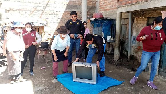Huancayo: Policías regalan televisor de su propia oficina a niños para sus clases virtuales (VIDEO)
