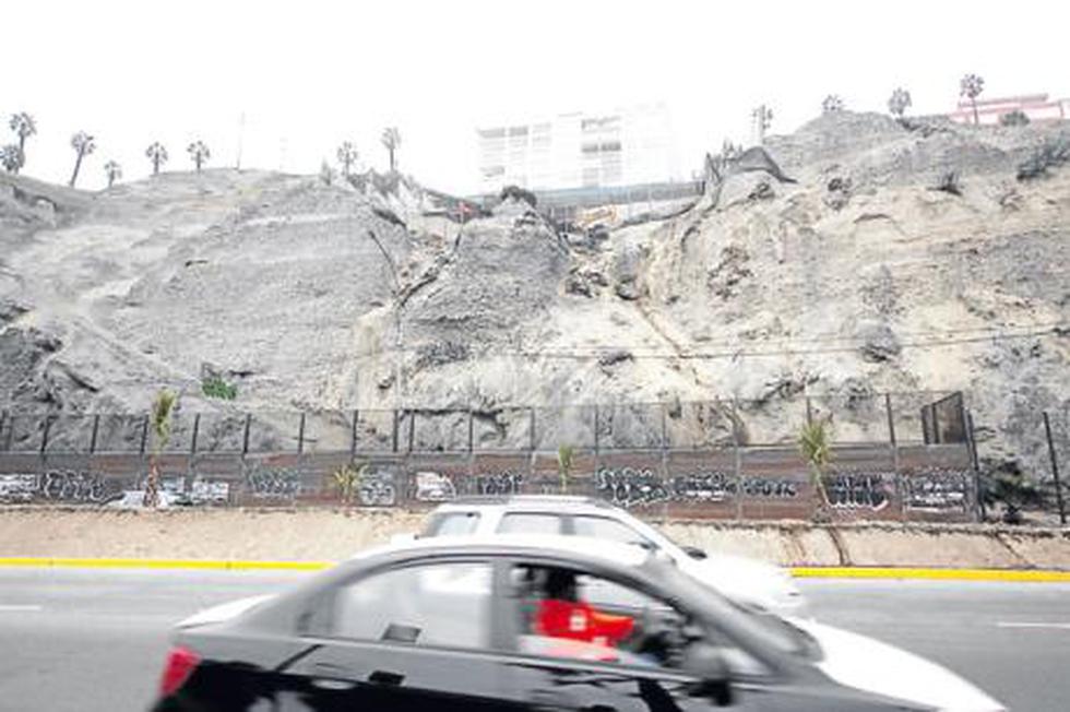 Malecón de Chorrillos en peligro de derrumbarse  