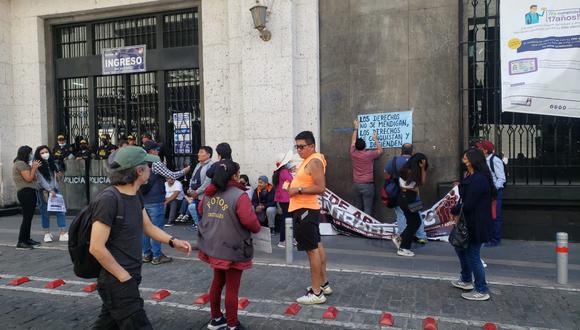 Los trabajadores del Reniec Arequipa empezaron hoy con la huelga indefinida y dejan de atender a usuarios| Foto: Omar Cruz