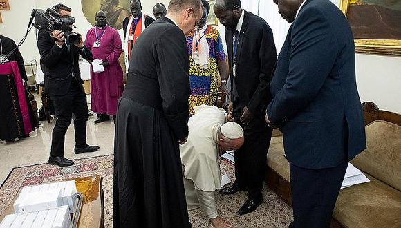 El emocionante momento que el Papa Francisco besa los pies de líderes de Sudán del Sur (FOTOS) 