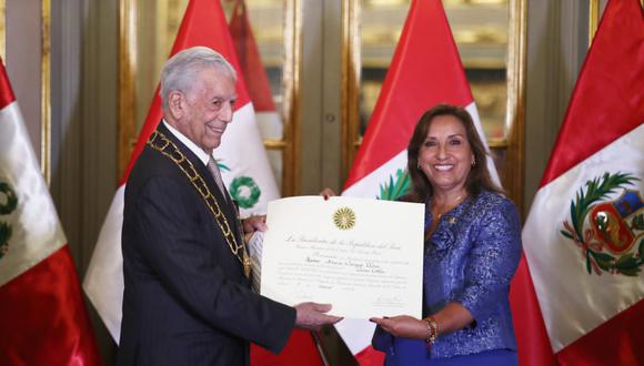 Dina Boluarte condecora a Mario Vargas Llosa con la Orden del Sol del Perú. (Foto: Jorge Cerdán / @photo.gec)