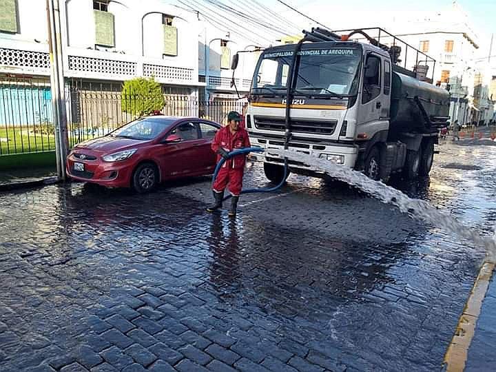 Desinfectan las calles y mercados de Arequipa