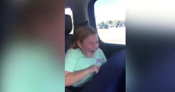 ​Facebook: Mira la peculiar reacción de una niña al recibir una escopeta de regalo
