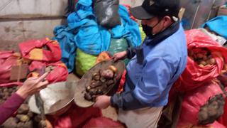 El pollo sube hasta 12 soles el kilo y por el contrario la papa se pudre en mercados de Huancayo (VIDEO)