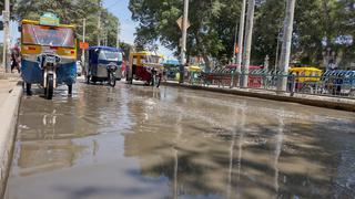 Cuadra de principal avenida lleva inundada desde hace más de una semana en Sullana