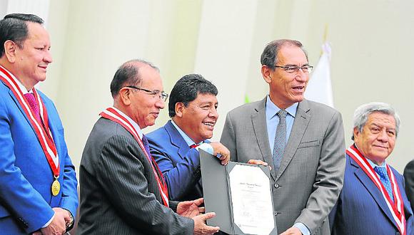 Javier Gallegos recibe las credenciales como gobernador regional de Ica