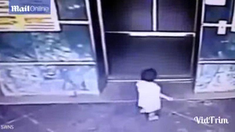 ​YouTube: Madre salva a su hija con una violenta patada