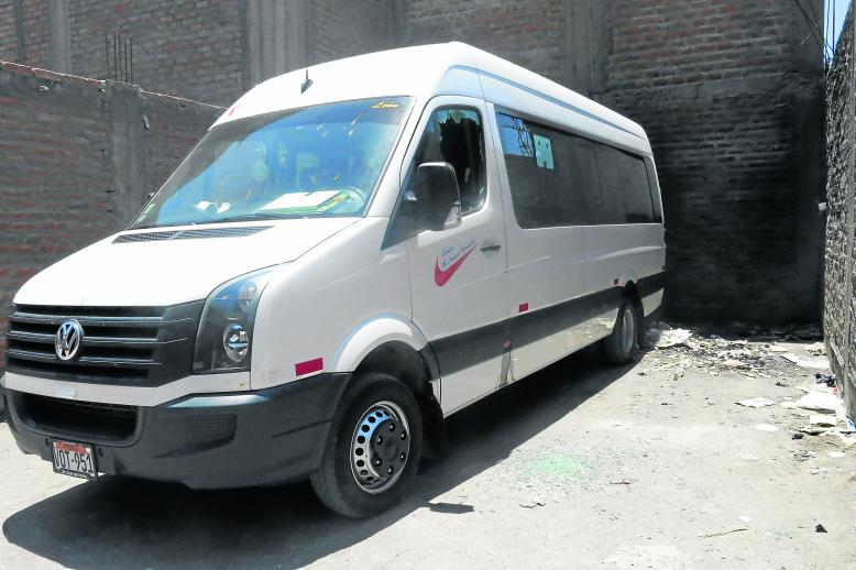 Arequipa: Atacan minivan en el Terminal Terrestre