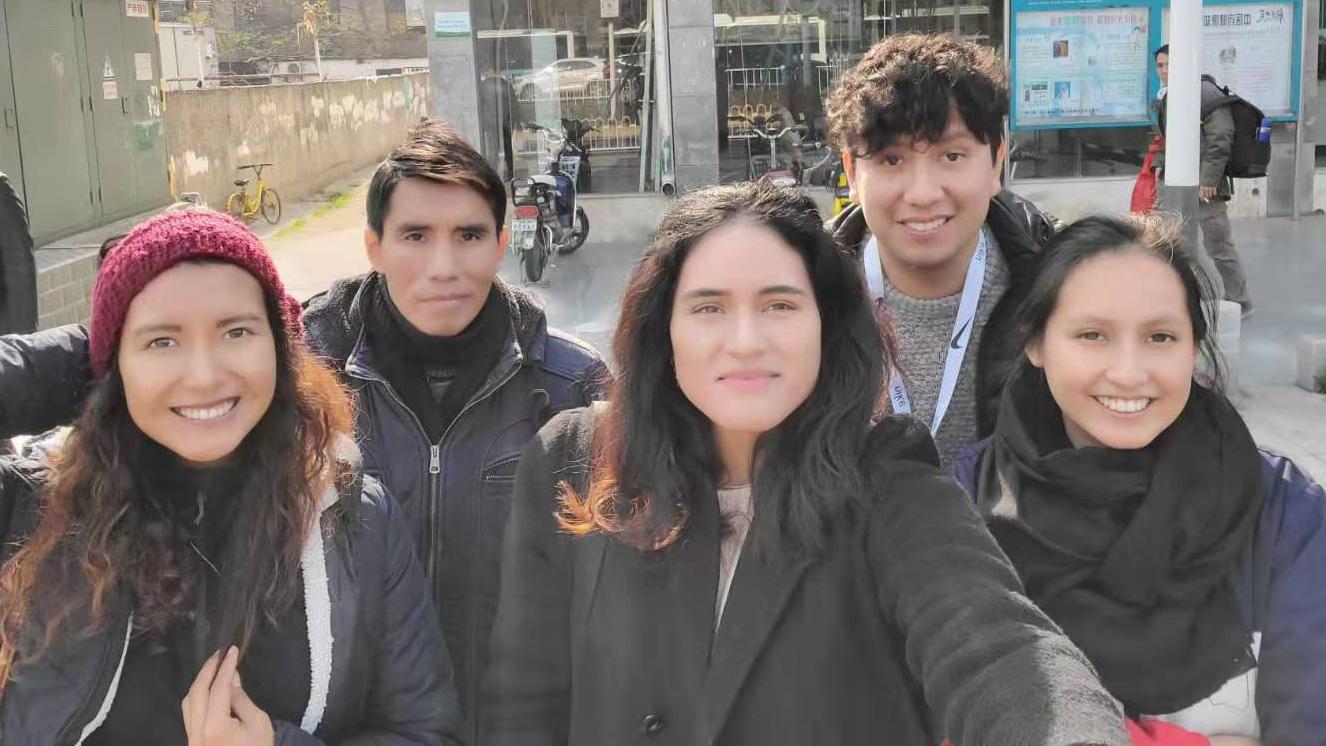 Fotografía de Christian Virrueta con estudiantes peruanos. En la imagen, las dos mujeres se encuentran fuera de la ciudad y los otros tres continúan en Wuhan.