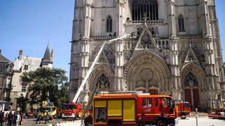 Incendio provoca daños en la catedral gótica de Nantes en Francia (FOTOS)