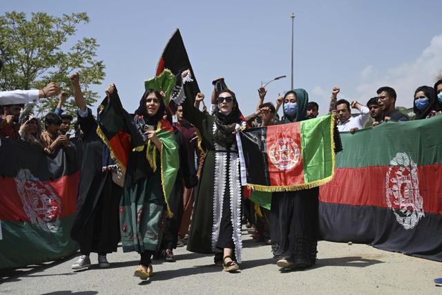 Ciudadanos en Afganistán celebran el 102 ° Día de la Independencia de Afganistán con la bandera nacional en Kabul el 19 de agosto de 2021. (Foto de WAKIL KOHSAR / AFP).
