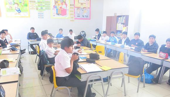 Escolares siguen estudiando en carpetas inadecuadas