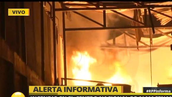 Incendio en El Agustino se extendió a almacen del Minsa