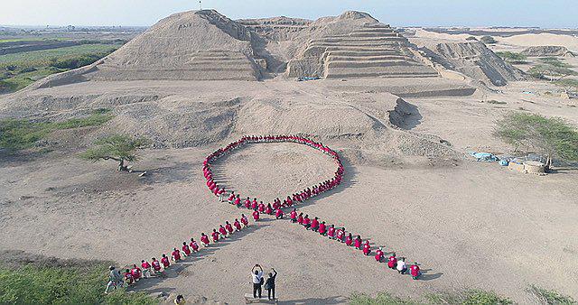 Forman gran lazo en Chan Chan por el Día de la Acción contra el Sida (VIDEO) 