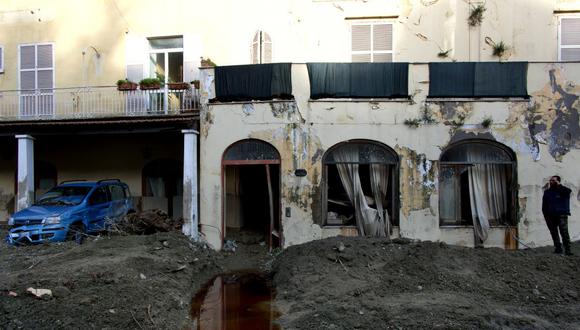 Un hombre mira una calle dañada en Casamicciola el 27 de noviembre de 2022, luego de las fuertes lluvias que provocaron un deslizamiento de tierra en la isla de Ischia, en el sur de Italia. (Foto por Eliano IMPERATO / AFP)