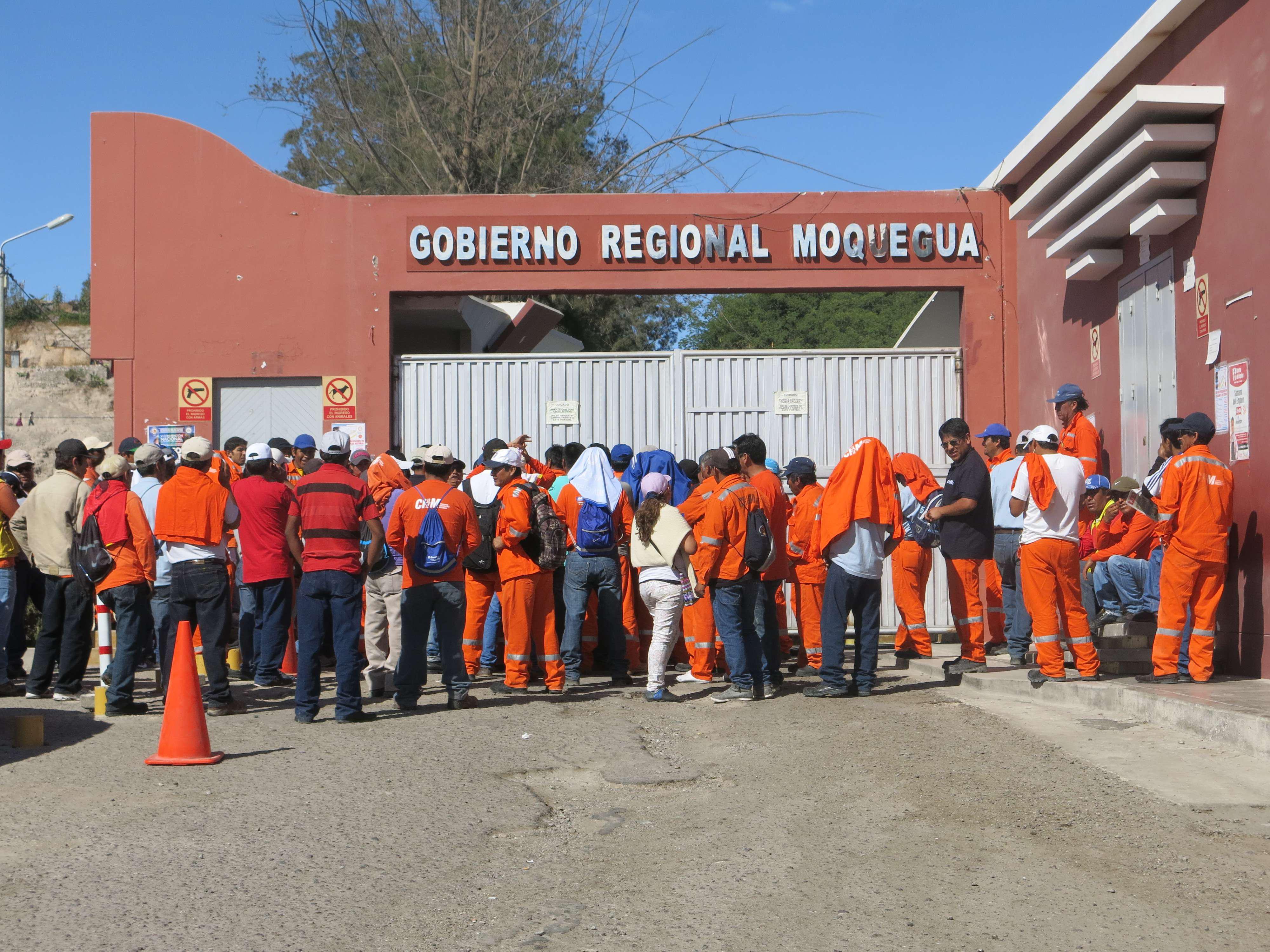 Moquegua: Con plantón obreros reclaman por paralización del Hospital Regional