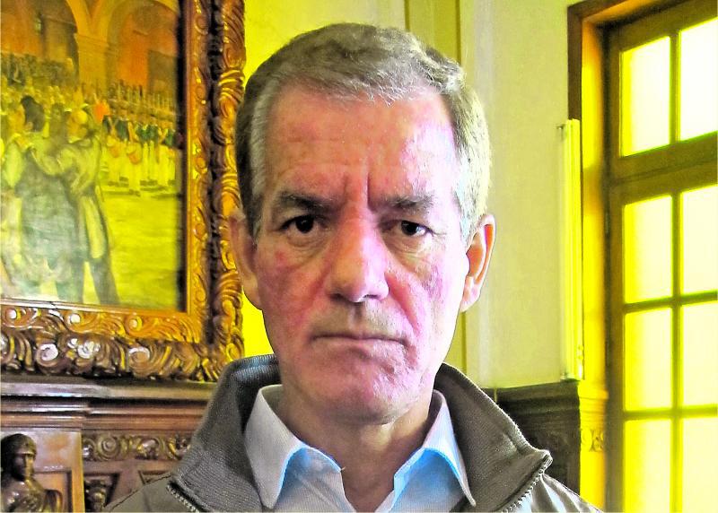 Prohibido carteles en postes de alumbrado