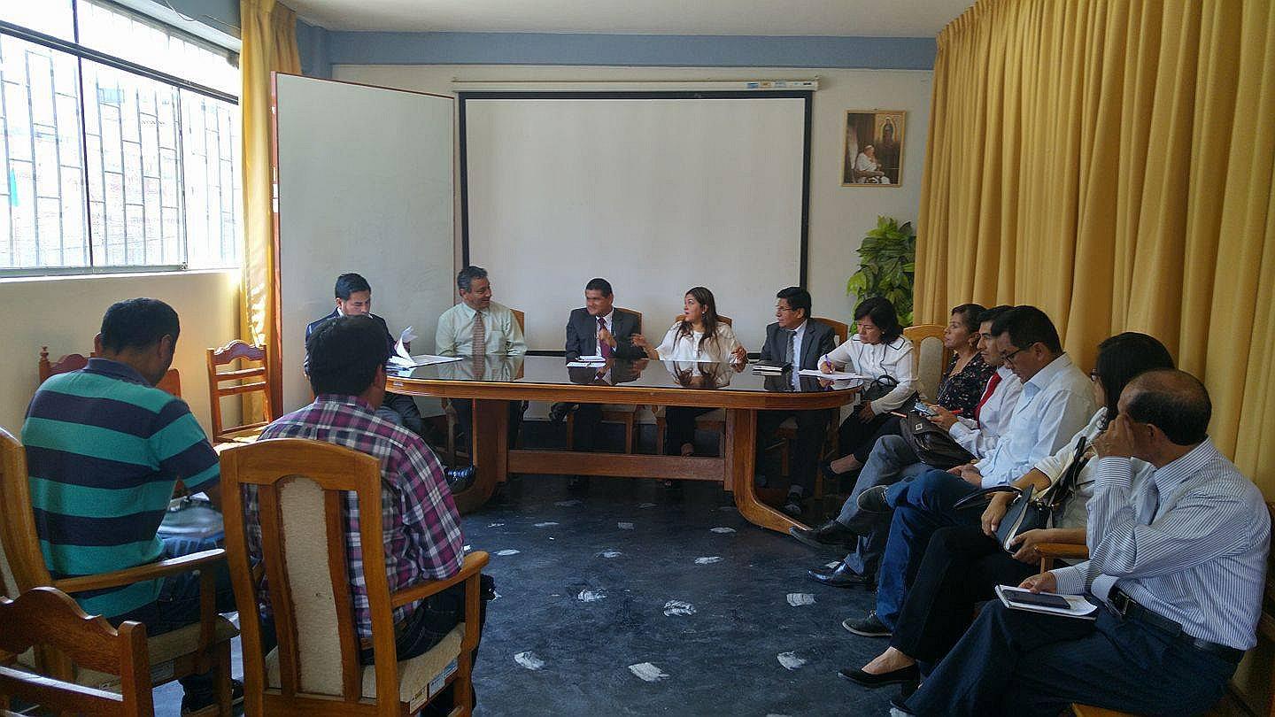 Autoridades y dirigentes de docentes reunidos para tratar problemática