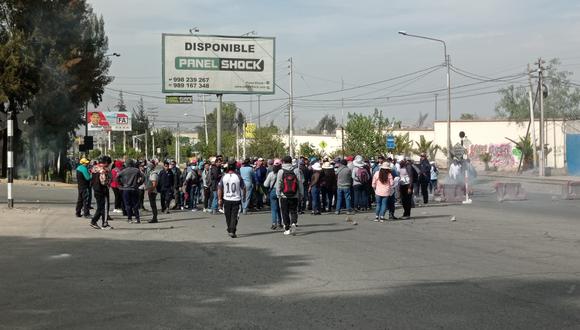 Manifestantes bloquearon el puente Alashuayco
