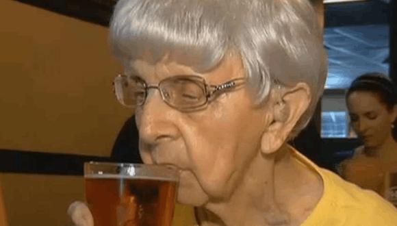 Mujer de 102 años asegura que es longeva por tomar cerveza 