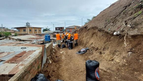 Trabajadores ediles con maquinaria pesada y con apoyo del personal del Ejército del Perú llevaron a cabo los trabajos en vías de acceso y casas afectadas por las lluvias