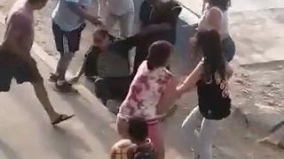 Por defender a unos niños: venezolanos lanzan piedras a ancianos en losa deportiva (VIDEO)