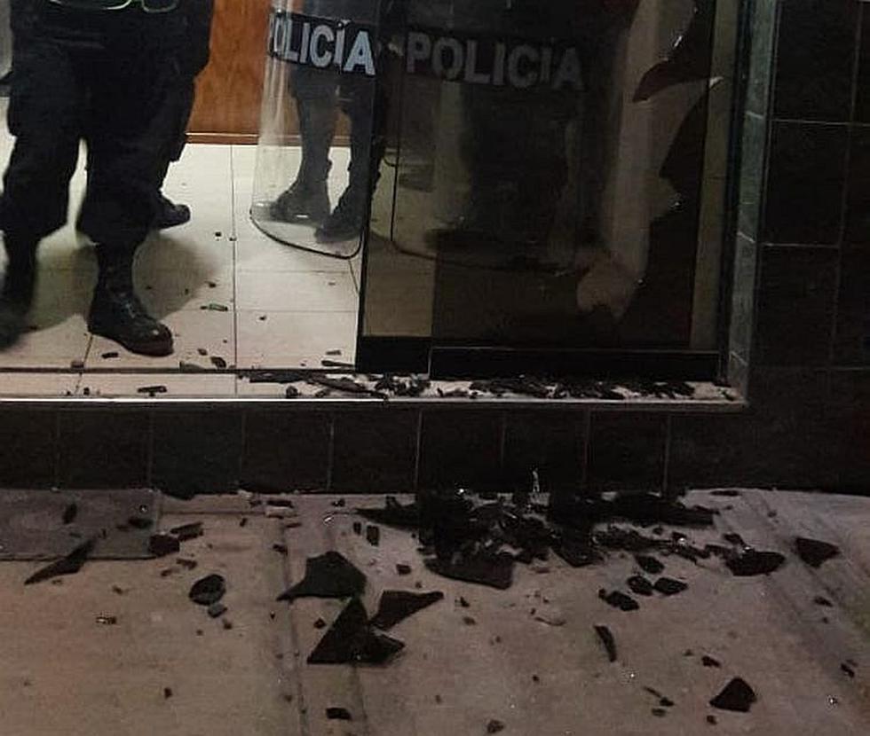 ​Turba ataca con bomba comisaría de Matarani (FOTOS)