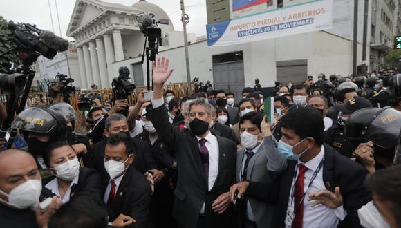 Francisco Sagasti salió del Congreso a saludar a grupo de manifestantes en exteriores de la Plaza Bolívar. Foto: Anthony Niño de Guzmán / @photo.gec