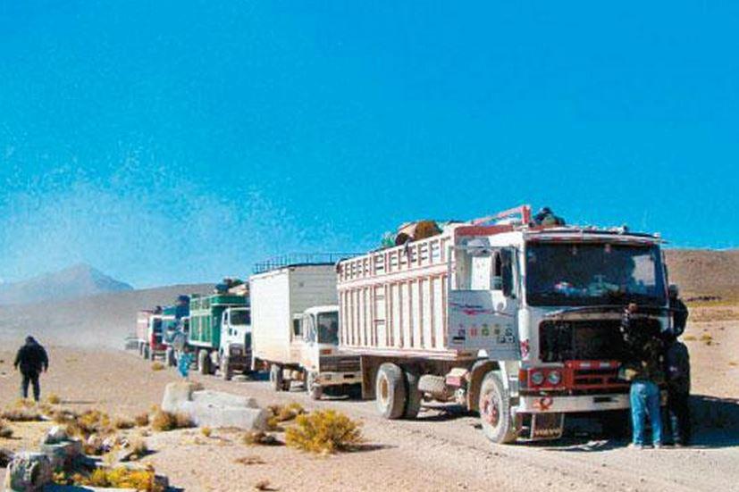 Camiones de la 'Culebra del norte' son trasladados a Aduanas