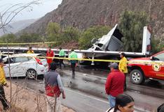 Choque entre tráiler y automóvil deja al menos dos fallecidos en Cusco (VIDEO)