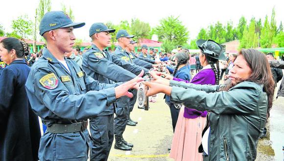 245 centinelas de la ley recibieron armas en ceremonia policial (VIDEO)
