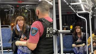 Argentina: policía interviene a mujer por negarse a usar mascarilla en el transporte público (VIDEO)