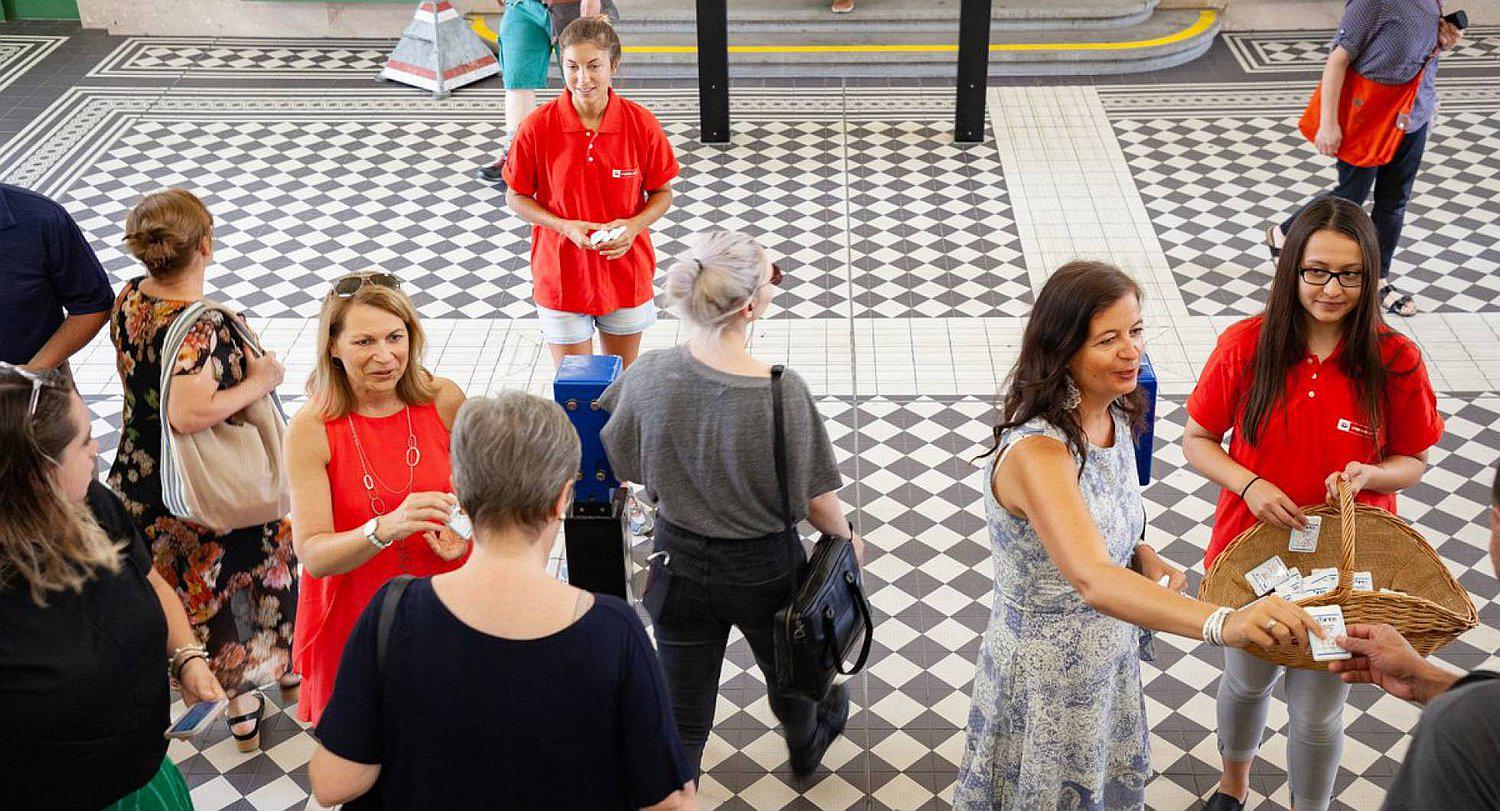 Reparten desodorante gratis en el metro de Viena por ola de calor en Europa
