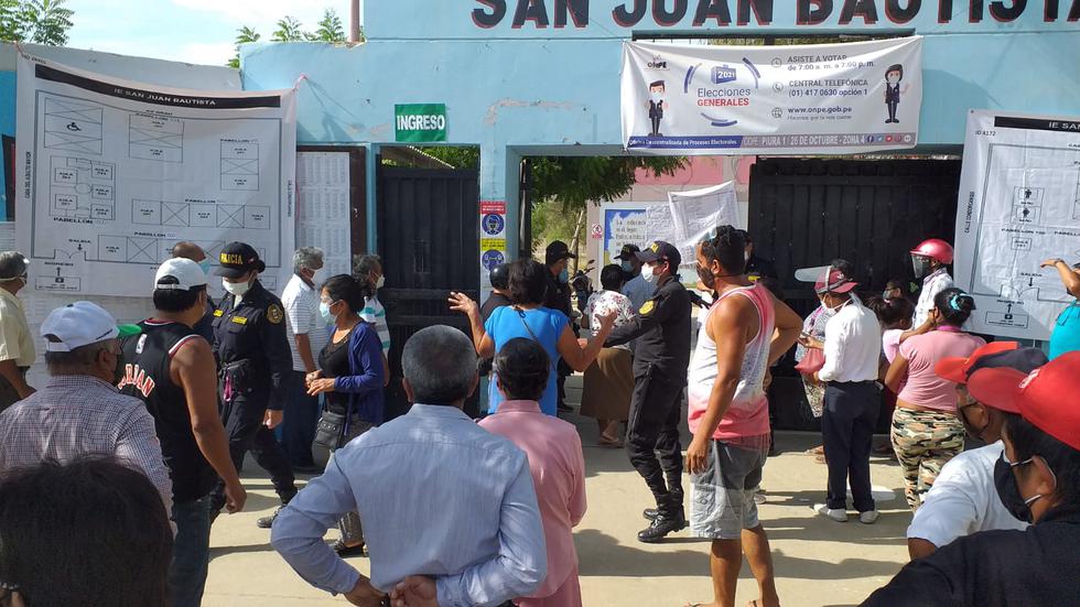Electores se aglomeran en la I.E San Juan Bautista. /Foto: Leydi  Timaná