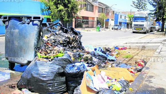 Queman once contenedores de basura en Mariano Melgar