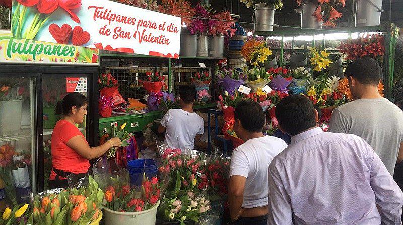 Día de San Valentín: Compradores abarrotan Mercado de flores del Rímac (FOTOS) 