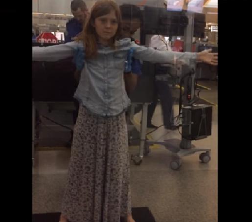 ​YouTube: Inspección intensa de niña en aeropuerto causa indignación 