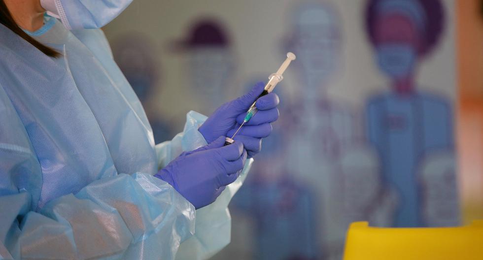 Imagen referencial. Una enfermera momentos antes de administrar la vacuna una vacuna contra el COVID-19 en Cataluña. (EFE/Alejandro García).