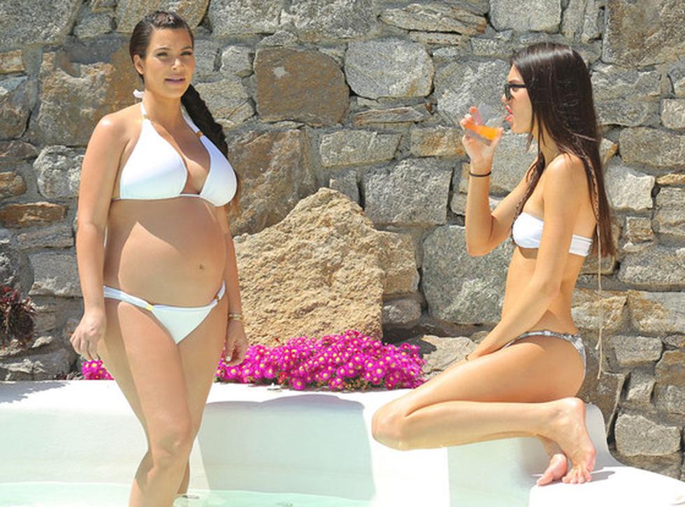 Kim Kardashian luce su embarazo en un pequeño bikini (FOTOS)